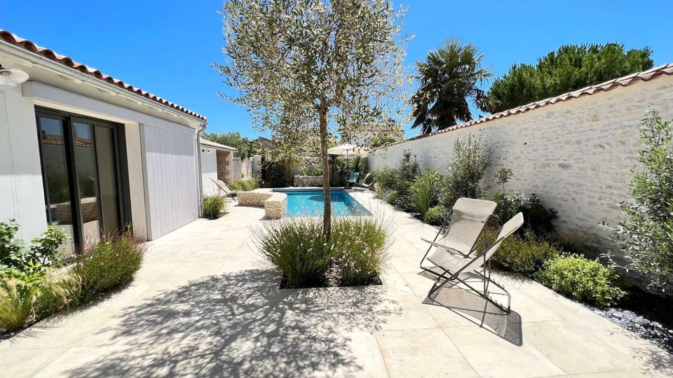 Patio, Balcony/Terrace, Pool view, Swimming pool, sunbed