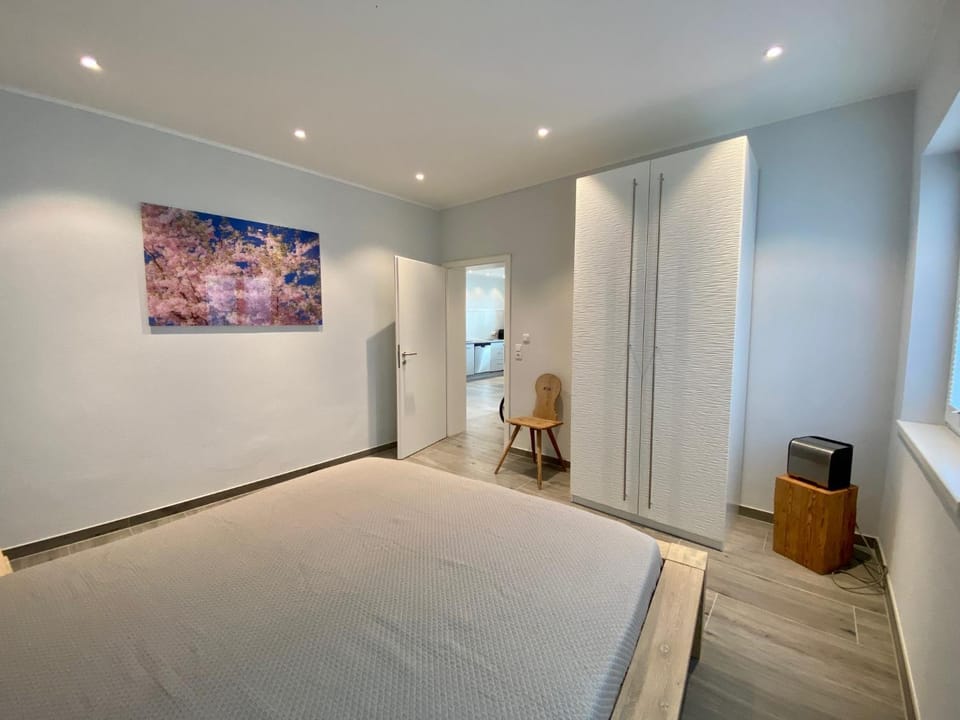 Photo of the whole room, Decorative detail, Bedroom, Facility for disabled guests, soundproof, wardrobe, acessibility