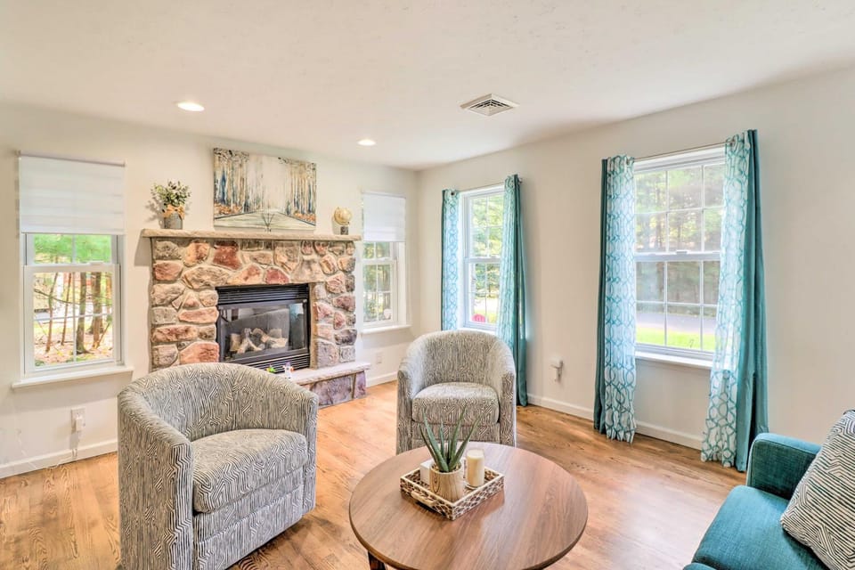 Hot Tub & Deck: Gorgeous Retreat in Pocono Summit! House in Coolbaugh Township