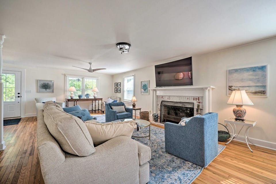 Historic Family Home < 1 Mi to Long Beach! House in Oak Island