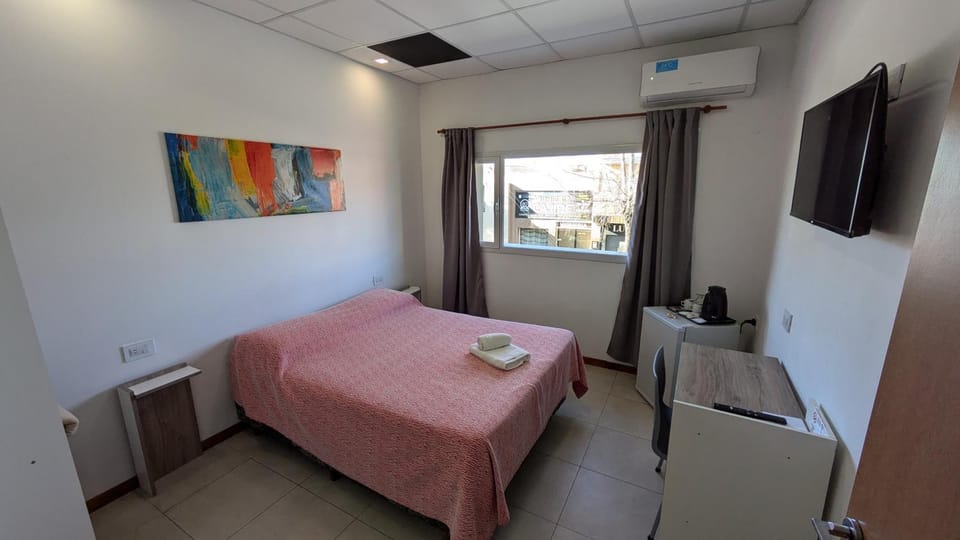 Bed, TV and multimedia, Photo of the whole room, Bedroom, towels