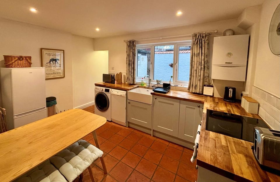 Coffee/tea facilities, Kitchen or kitchenette, Dining area, dishwasher, stove