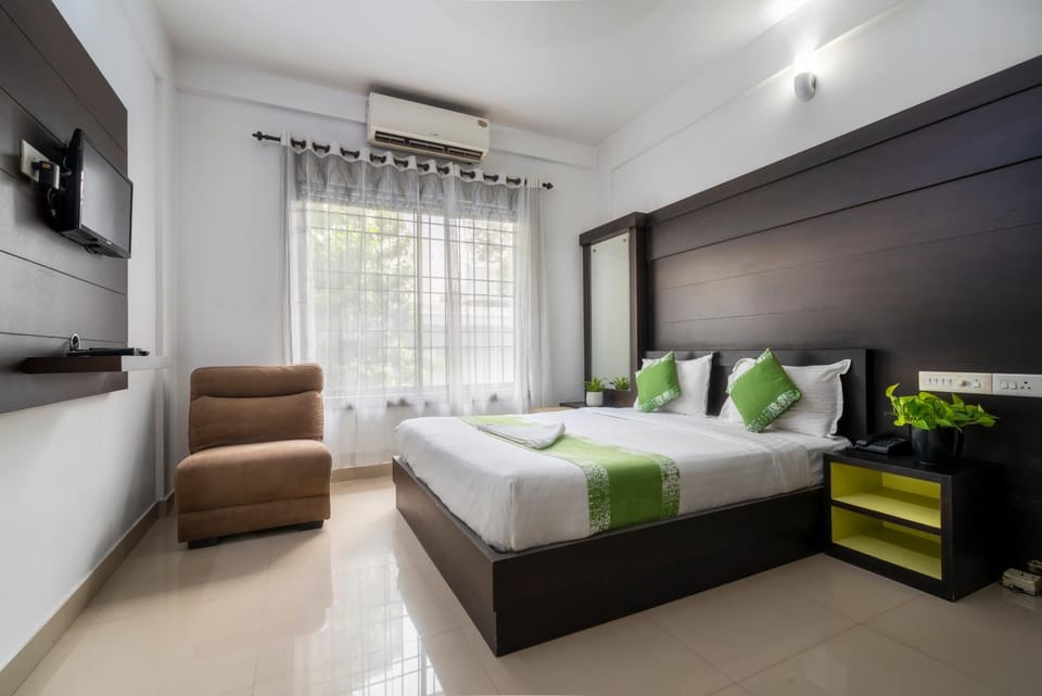 Bed, TV and multimedia, Photo of the whole room, Seating area, Bedroom