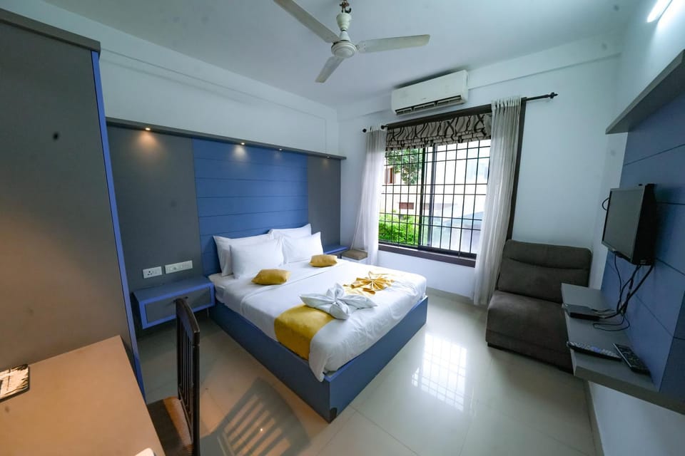 Bed, TV and multimedia, Photo of the whole room, Bedroom, towels, air conditioner