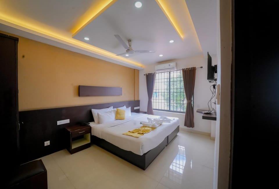 Bed, TV and multimedia, Photo of the whole room, Bedroom, towels