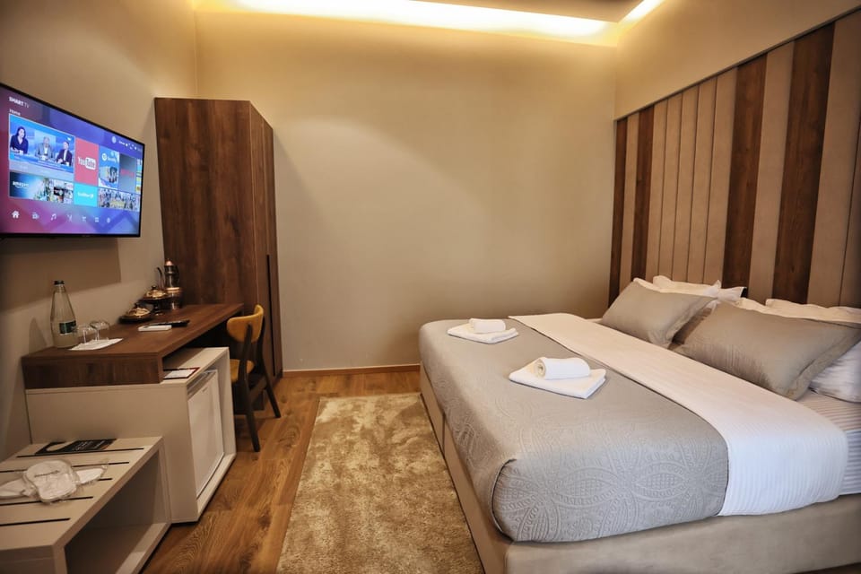 Bed, TV and multimedia, Photo of the whole room, Seating area, Bedroom, towels