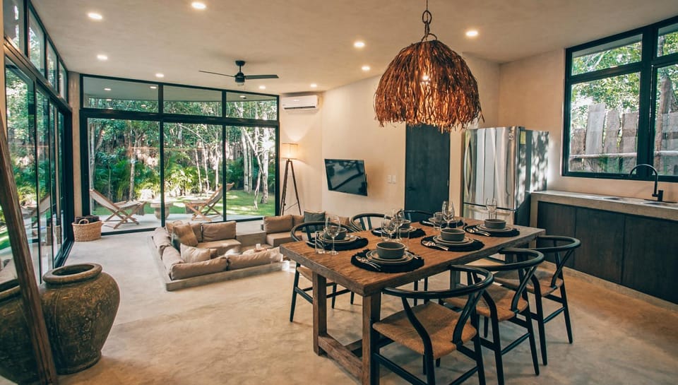 TV and multimedia, Kitchen or kitchenette, Living room, Seating area, Dining area