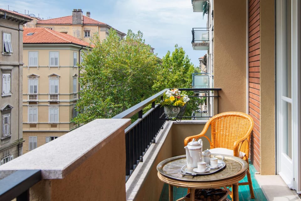 Coffee/tea facilities, View (from property/room), Balcony/Terrace, City view