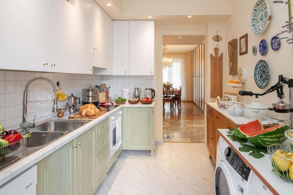 Kitchen or kitchenette, Decorative detail, dishwasher, oven, stove, washing machine, dryer