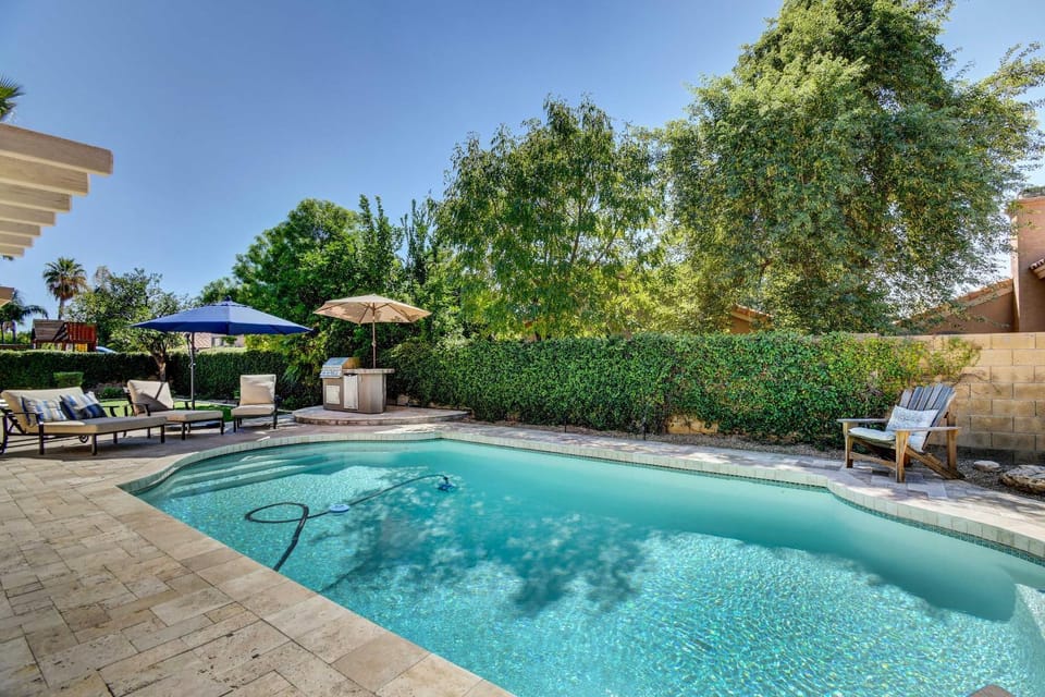 Poolside Backyard Oasis! Scottsdale Family Retreat House in Phoenix