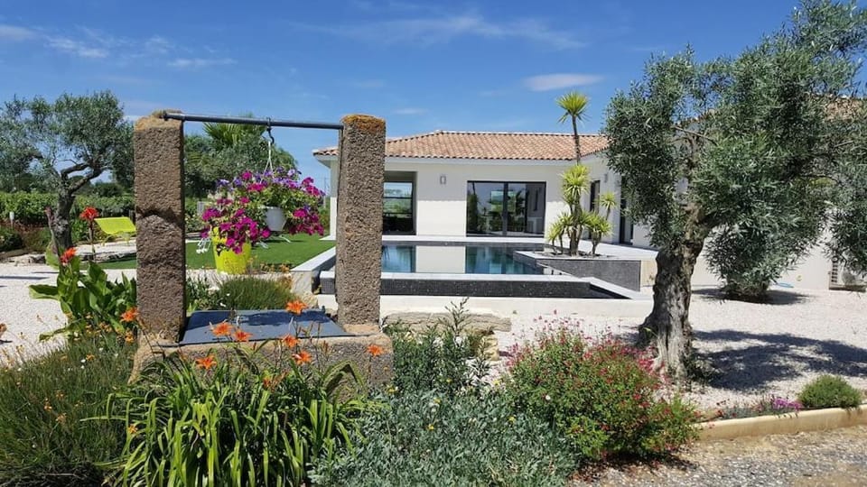 Villa contemporaine avec piscine à débordement dans un domaine viticole Villa in Occitanie
