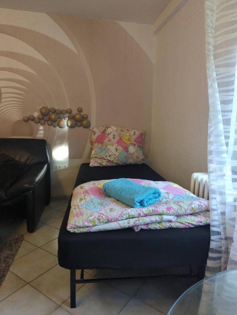 Bed, Bedroom, towels