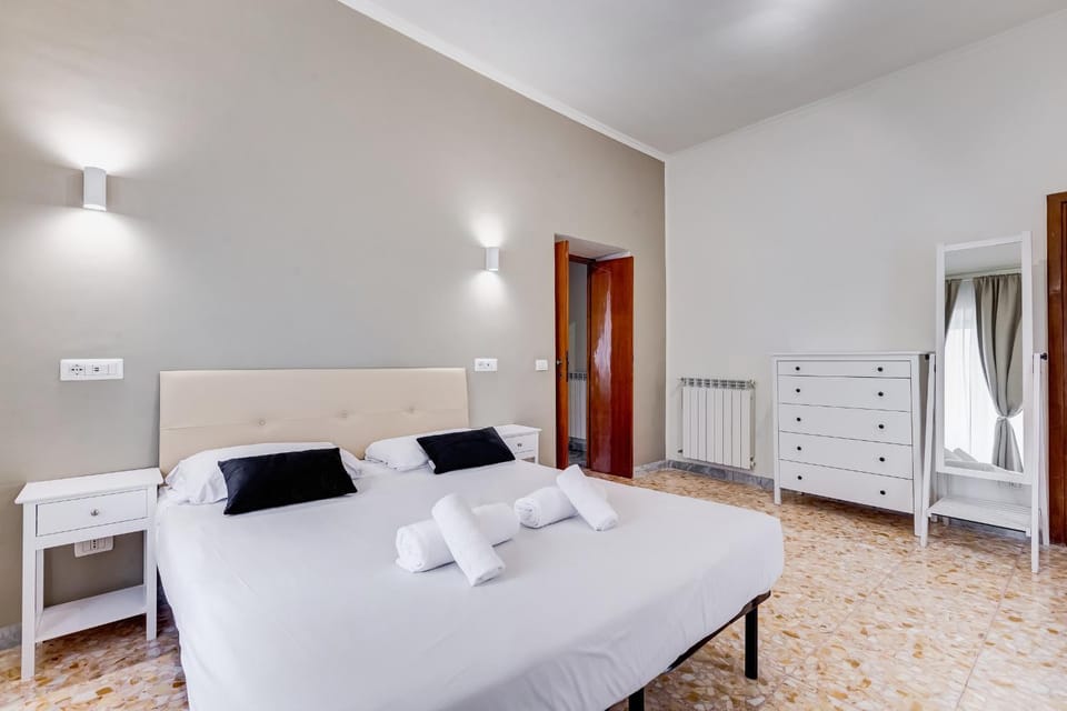 Bed, Photo of the whole room, Bedroom, internet, towels, wardrobe