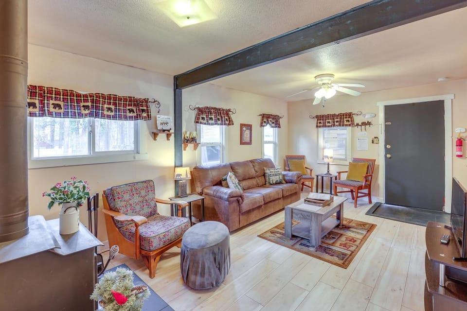 'Grizzly Pine' Cottage - Walk to Ski Beach Park! House in Big Bear