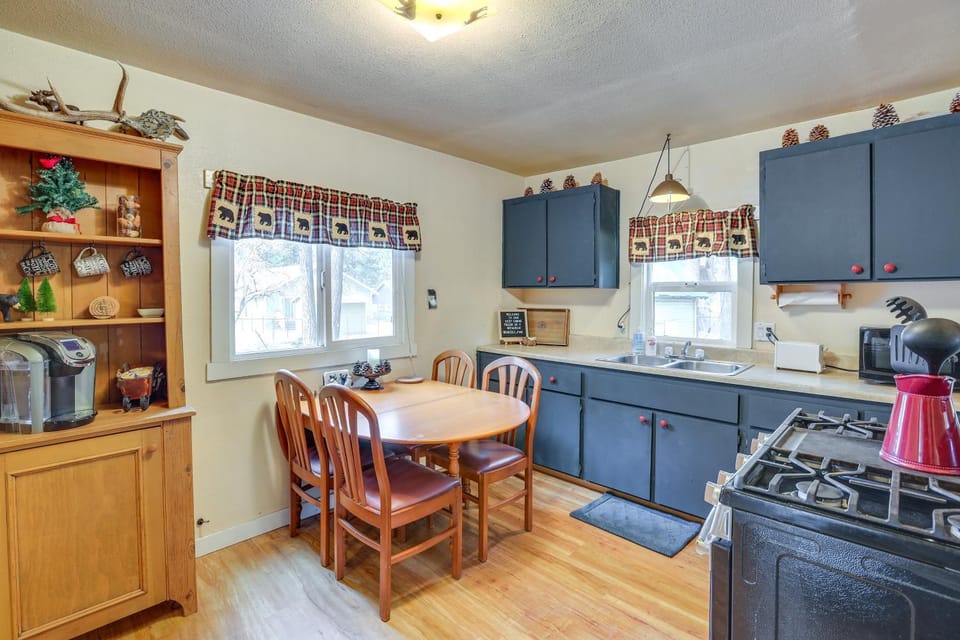 'Grizzly Pine' Cottage - Walk to Ski Beach Park! House in Big Bear