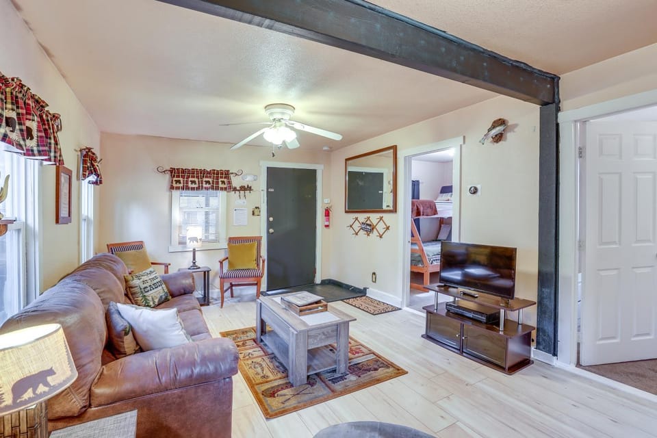 'Grizzly Pine' Cottage - Walk to Ski Beach Park! House in Big Bear