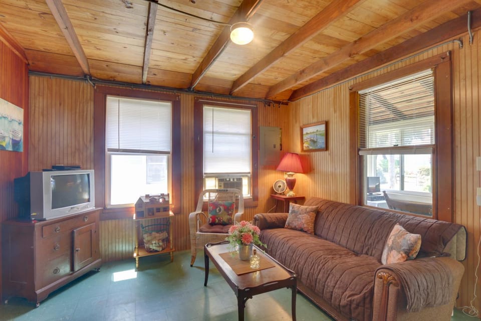 'Grandma's Cottage' w/ Sunroom: Walk to Beach House in Old Saybrook