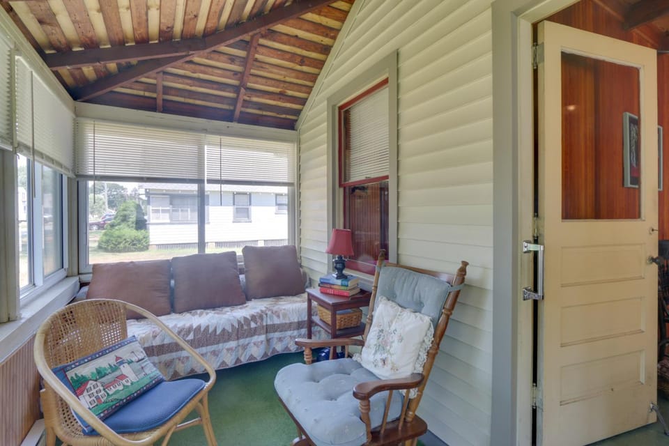 'Grandma's Cottage' w/ Sunroom: Walk to Beach House in Old Saybrook