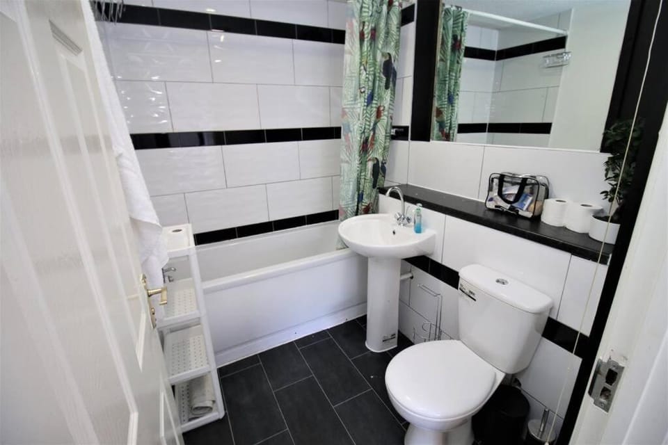 Thesiger Court Apartments - Free Private Parking - by Property Promise Apartment in Cardiff