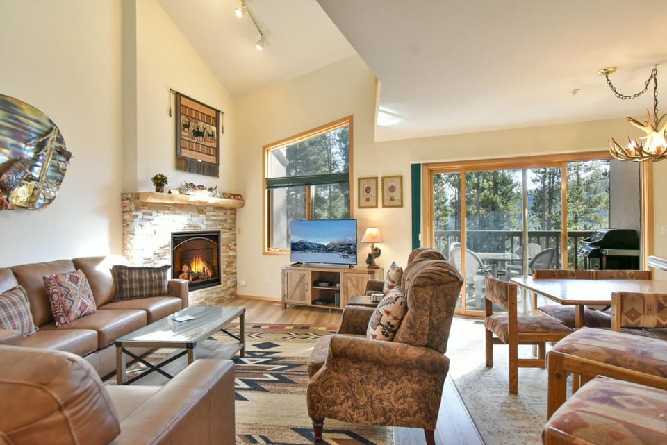 Chimney Ridge Larkspur Townhome: Hot Tub, Great Location Apartment in Breckenridge