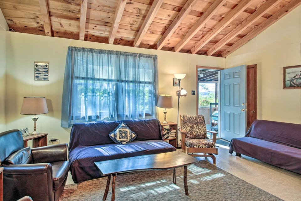 'The Den' Raymond Home w/ 200 Feet of Sandy Beach! House in Casco