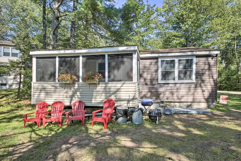 'The Den' Raymond Home w/ 200 Feet of Sandy Beach! House in Casco