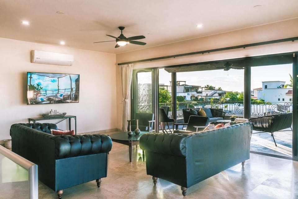 Communal lounge/ TV room, TV and multimedia, Living room, Seating area, Evening entertainment, fireplace, oven