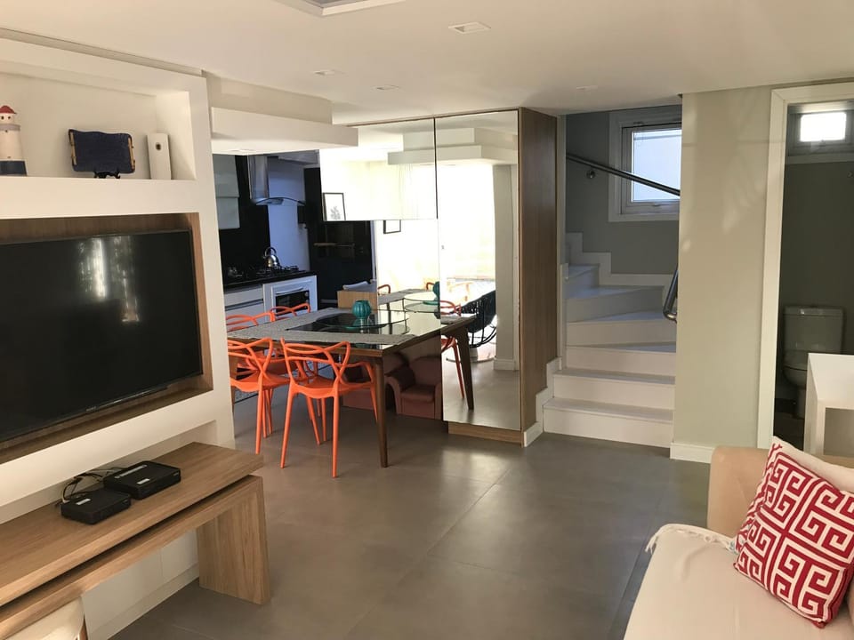 TV and multimedia, Living room, Seating area, Dining area