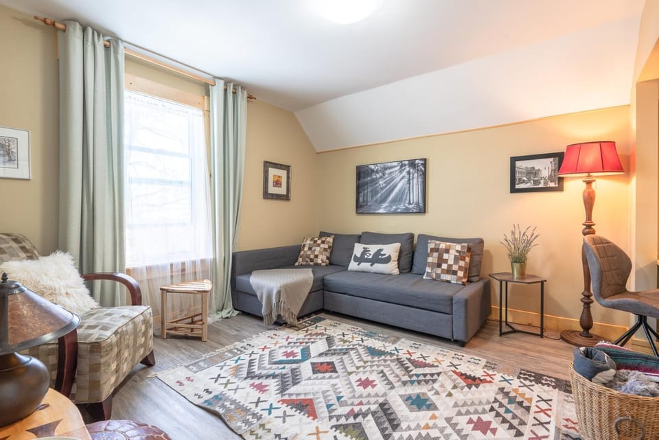 Craftsman's Loft - Heritage charm - AC - 5 min DT Apartment in Calgary