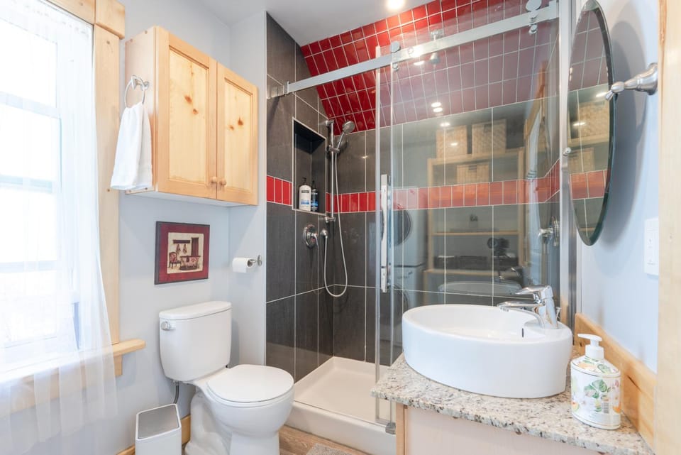 Craftsman's Loft - Heritage charm - AC - 5 min DT Apartment in Calgary