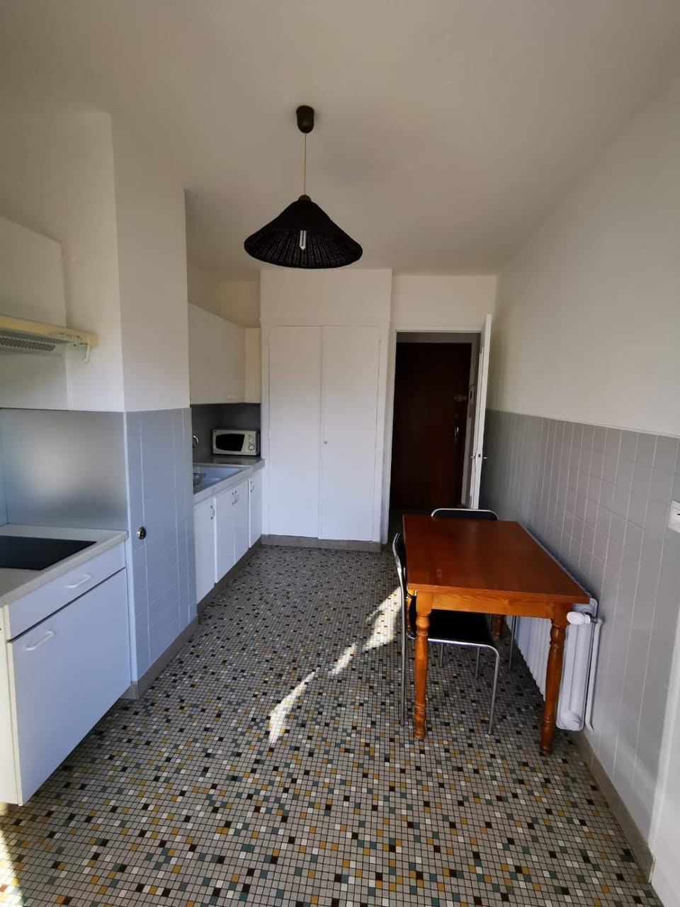 Kitchen or kitchenette, minibar