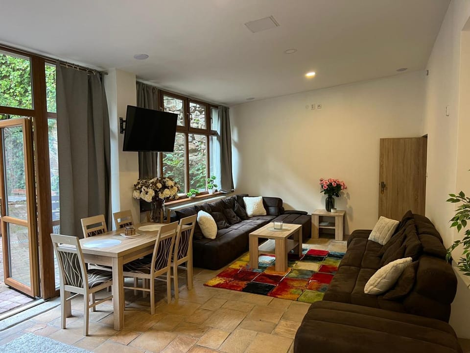 TV and multimedia, Living room, Seating area, Dining area
