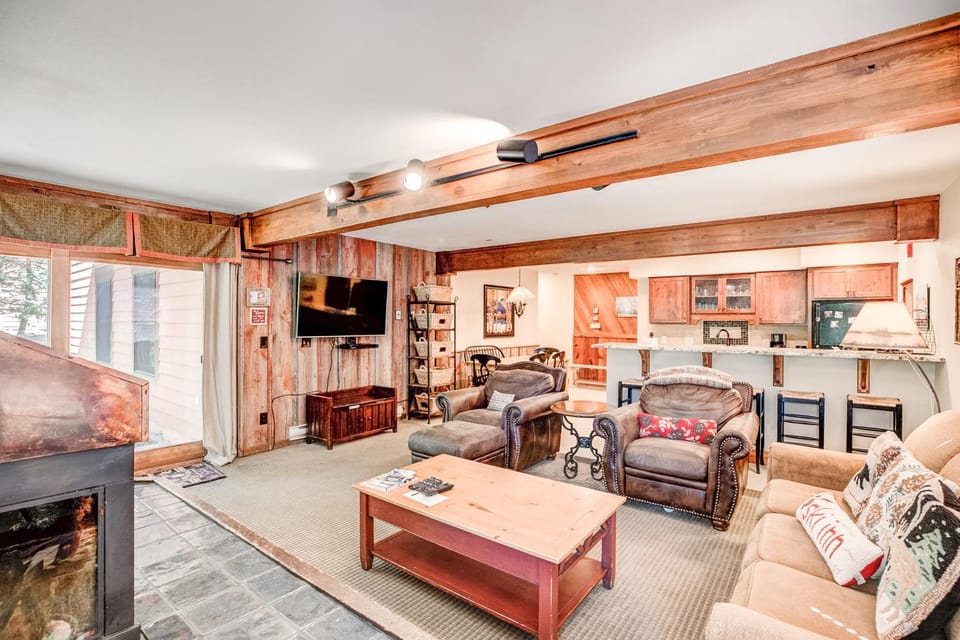 Sawmill Creek Blue Stag Condo: Ski-In, Walk To Shuttle, Main St Apartment in Breckenridge