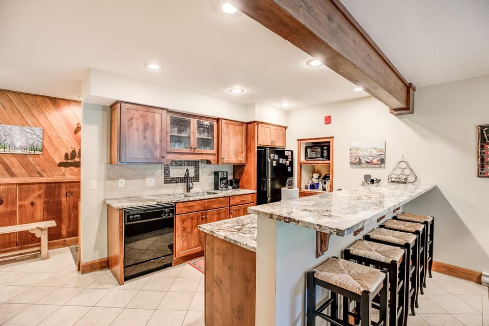 Sawmill Creek Blue Stag Condo: Ski-In, Walk To Shuttle, Main St Apartment in Breckenridge