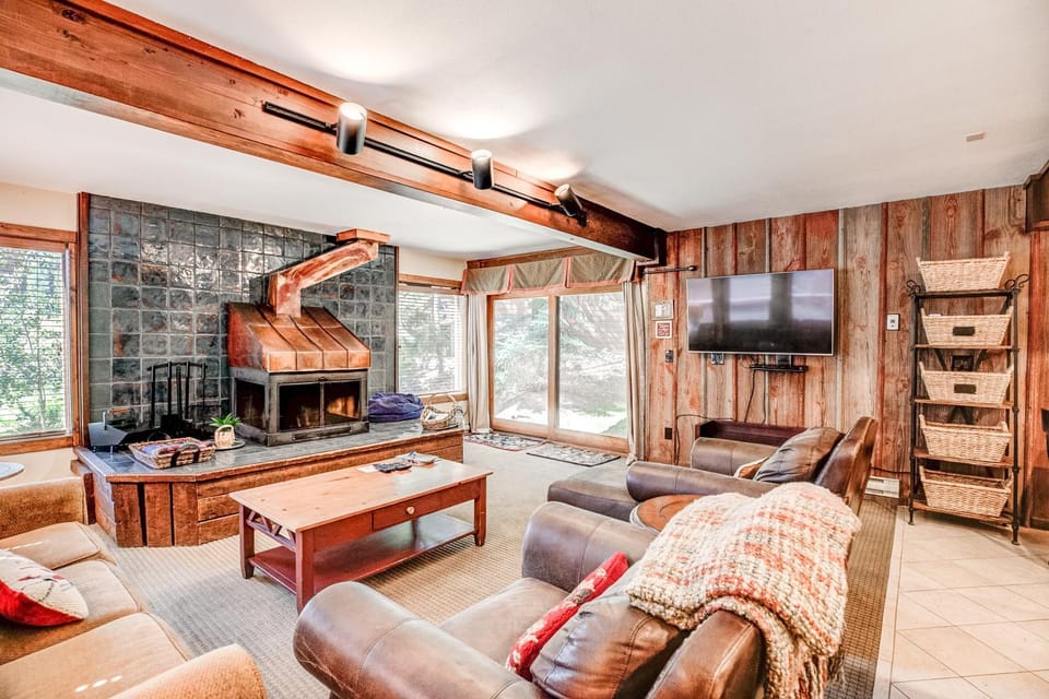 Sawmill Creek Blue Stag Condo: Ski-In, Walk To Shuttle, Main St Apartment in Breckenridge