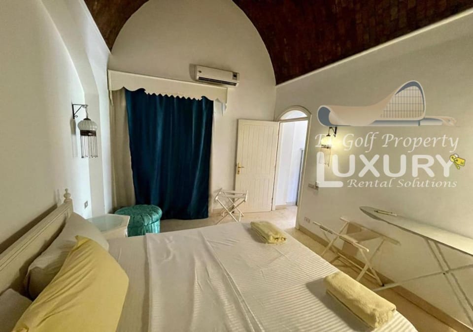 Bed, Photo of the whole room, Bedroom, towels, air conditioner