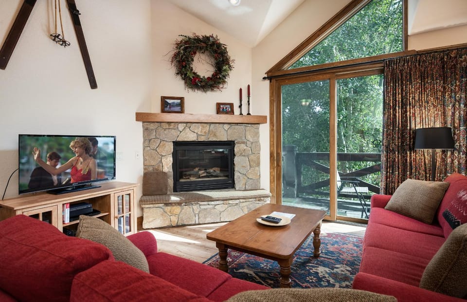 Saddlewood Snowbird Townhome: Ski-In Ski-Out, Hot Tub Apartment in Breckenridge