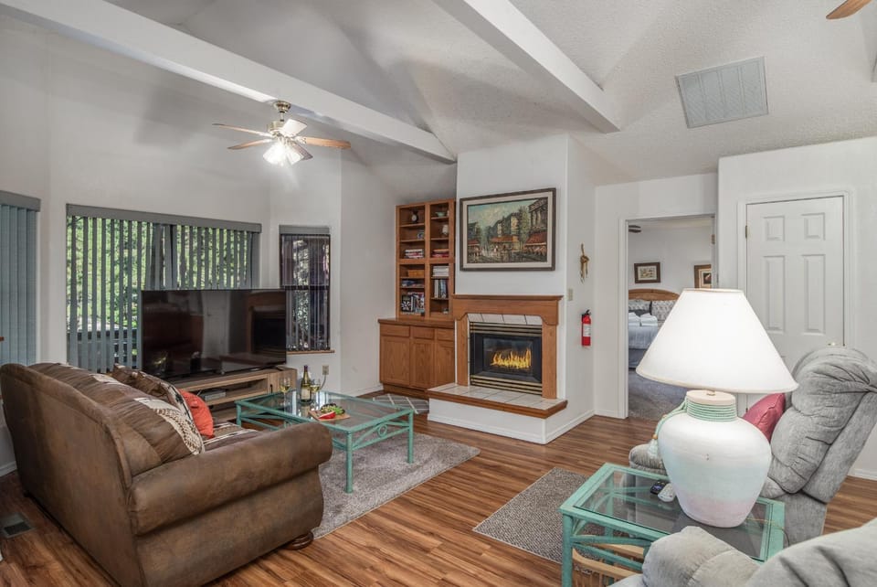 TV and multimedia, Living room, Seating area, Bedroom, fireplace, furniture, air conditioner