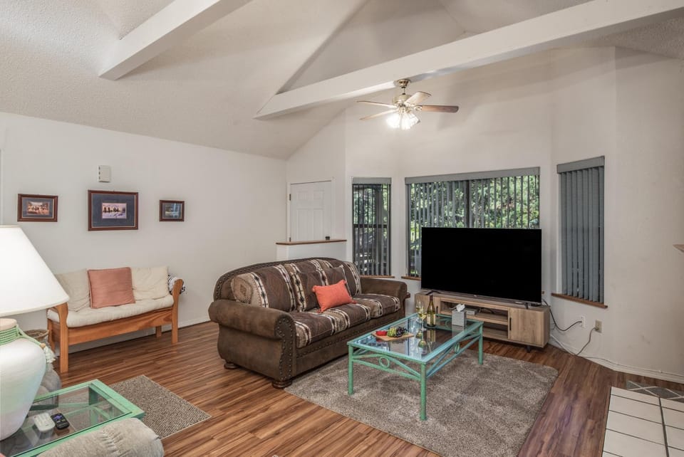 TV and multimedia, Living room, Seating area, furniture