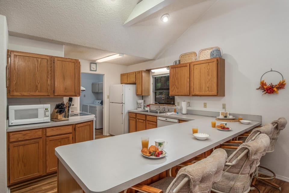Kitchen or kitchenette, Food and drinks, Seating area, Breakfast, microwave