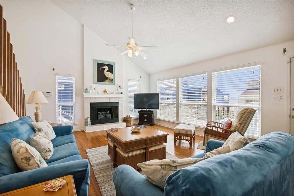 TV and multimedia, Living room, Seating area, fireplace, furniture