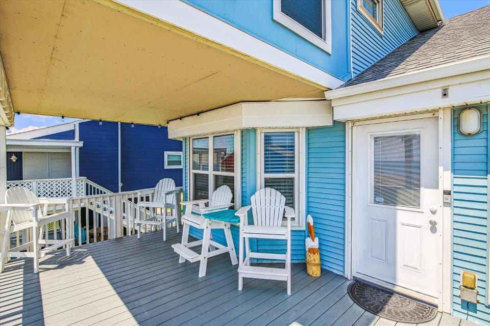 Property building, Patio, Balcony/Terrace, Seating area