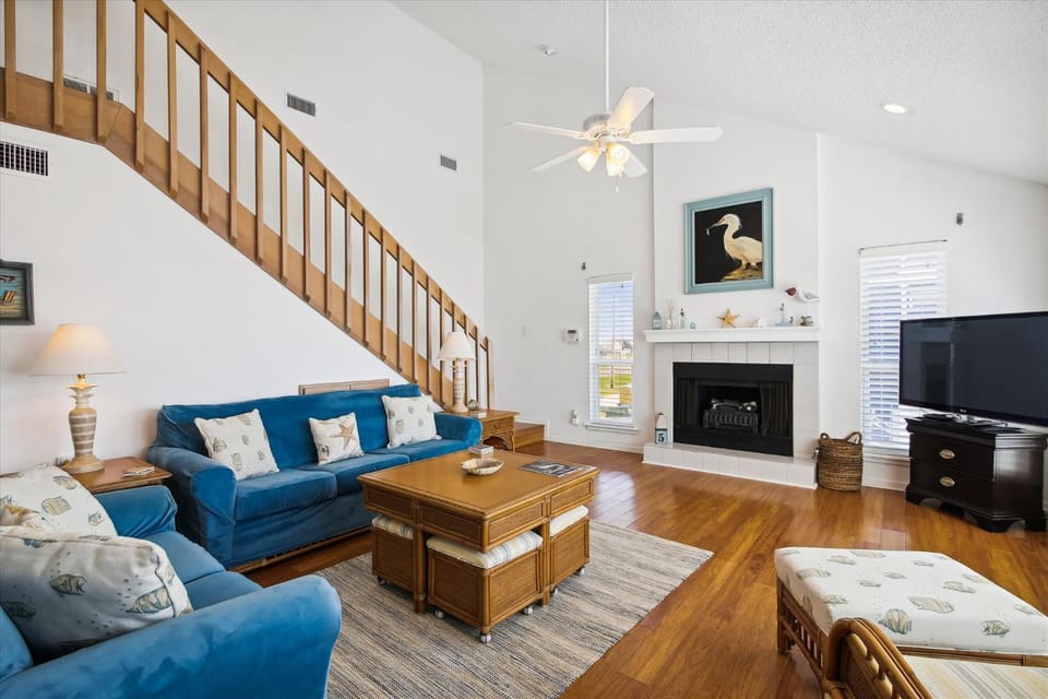 TV and multimedia, Living room, Seating area, fireplace