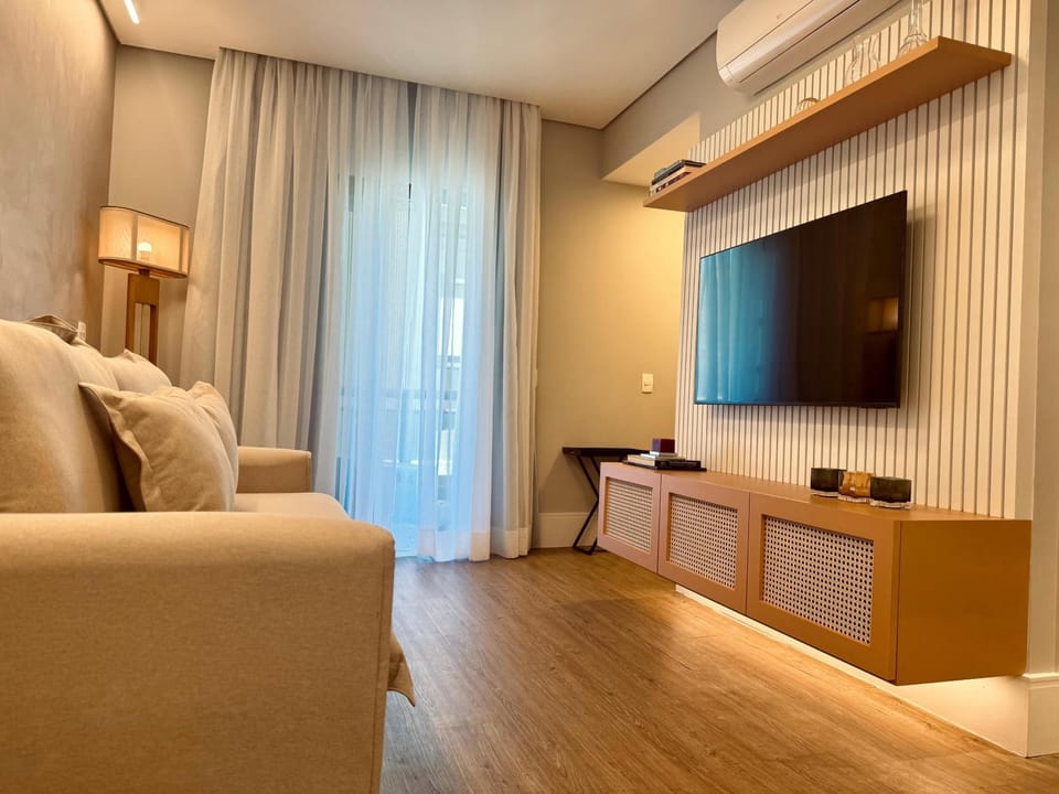 Communal lounge/ TV room, TV and multimedia, Living room, Seating area, Evening entertainment, air conditioner