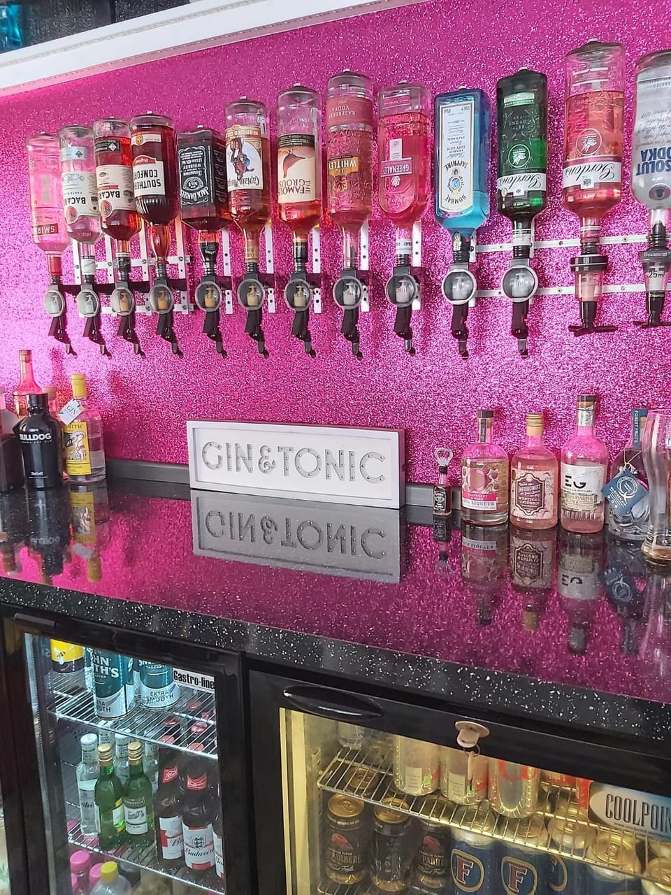 Lounge or bar, Drinks, Alcoholic drinks