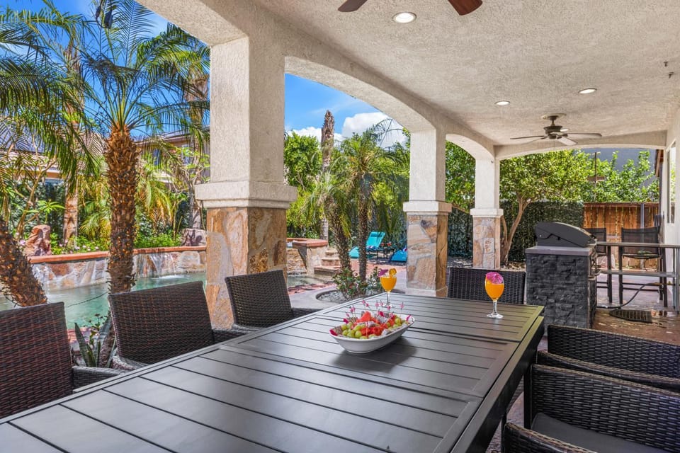 Paradise private resort with waterfall pool House in Indio
