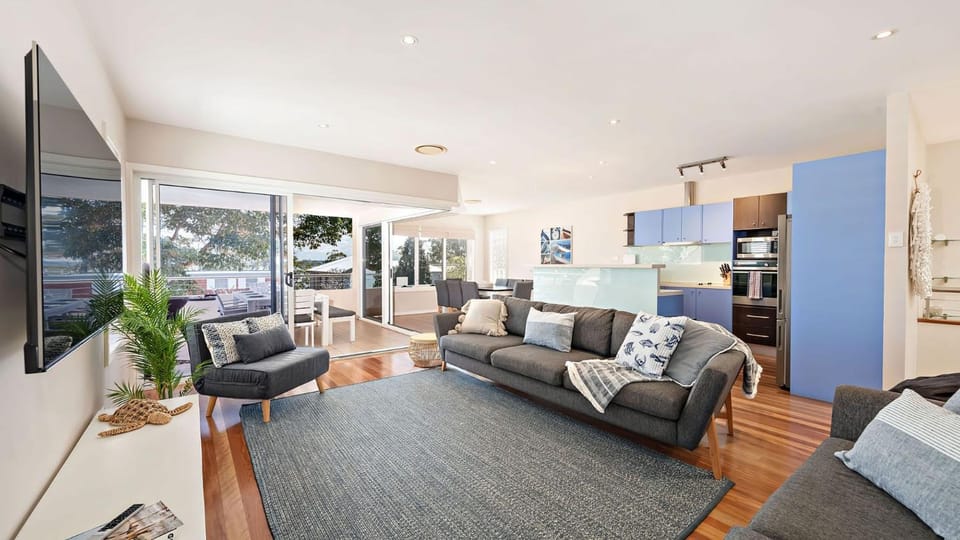 TV and multimedia, Kitchen or kitchenette, Living room, Seating area