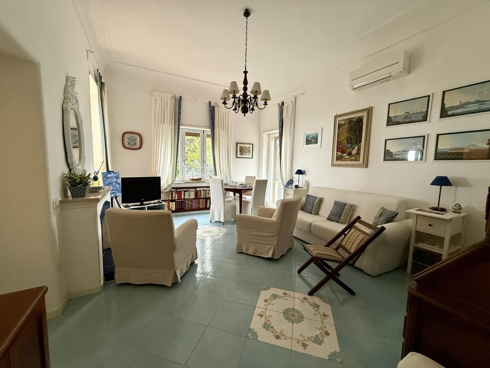 Communal lounge/ TV room, Living room, Seating area, air conditioner
