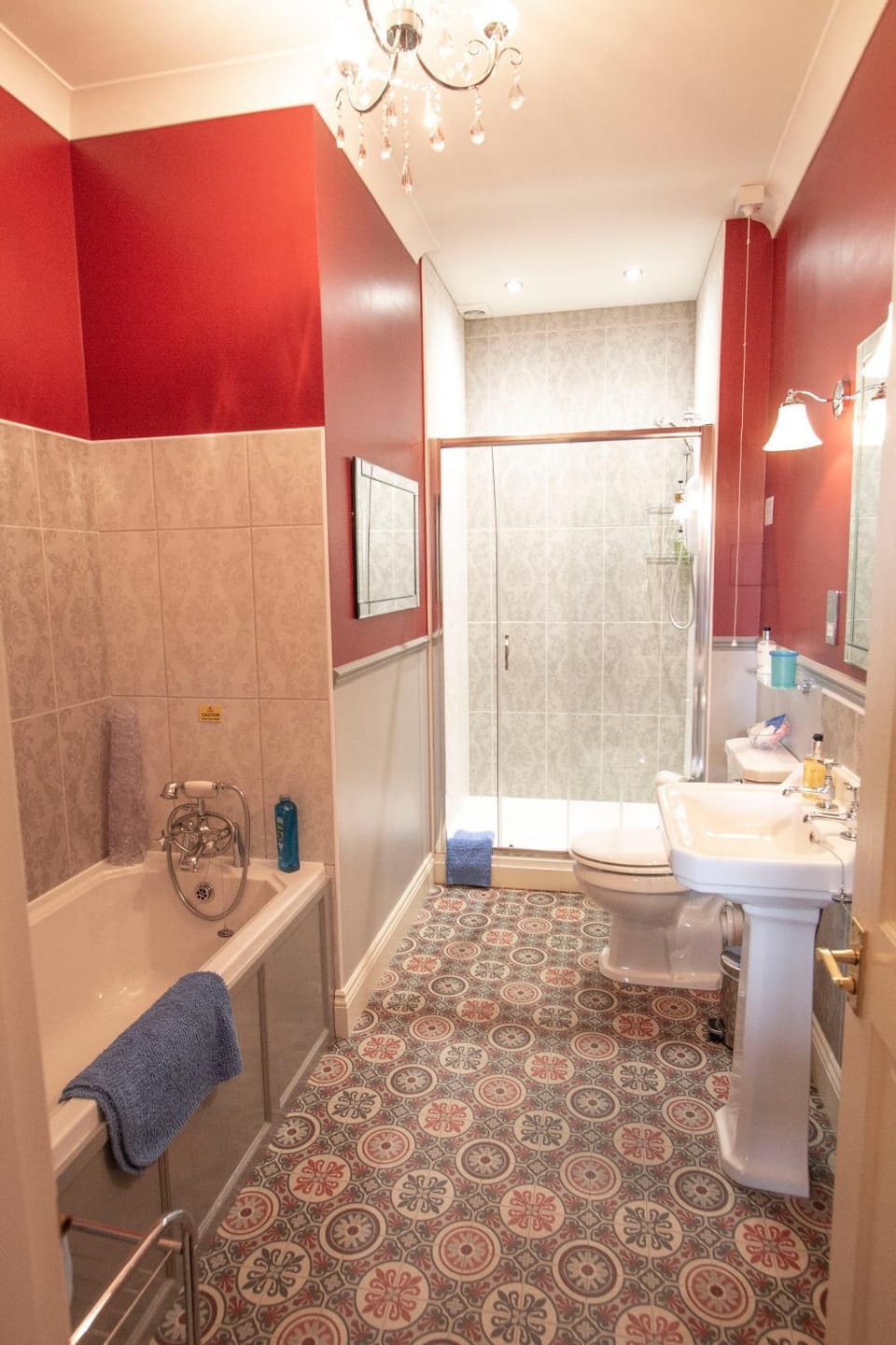Bathroom, Photo of the whole room, Decorative detail, Pets, Family