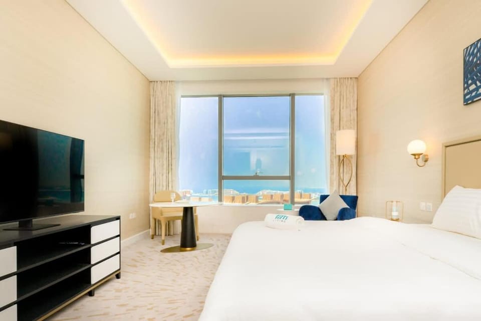 FAM Living - Palm Tower - Palm Jumeirah - Panoramic Studios Apartment in Dubai